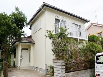 外壁の塗料、ナノコンポジットW防藻プラスは、雨が汚れを洗い流すセルフクリーニングを有しているため、外壁が汚れにくくなる塗料です。