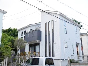 外壁塗料のアレスシルクウォールは、特殊防汚成分による低汚染性は、美観を長期にわたり維持します。