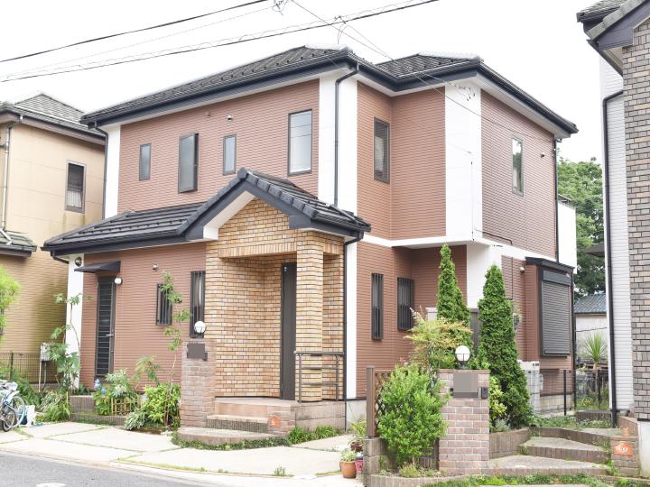 外壁塗料は、紫外線による劣化をしにくくするラジカル制御型。チョーキングや色とび、変退色を抑える効果があります。