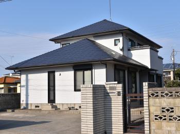 脆弱部の補修、割れや釘調整などを処理し外壁、屋根、付帯部分の塗替えをしました。