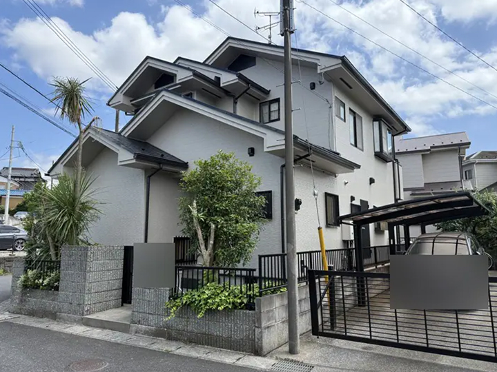 外壁のひび割れや剥がれ、塗膜の色褪せや劣化がありました。