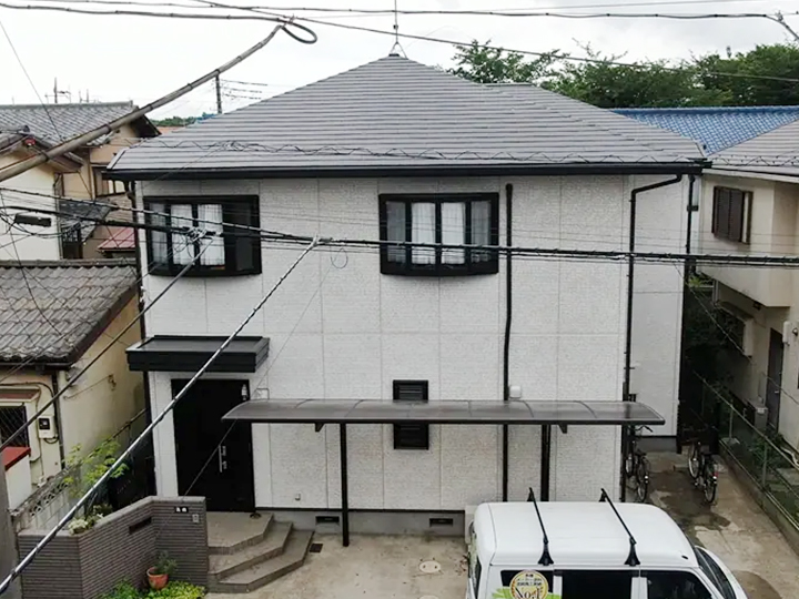 屋根、外壁にはがれ、ひび割れがありました。