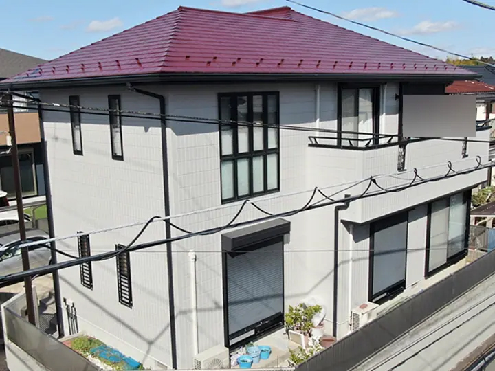 屋根、外壁に色褪せ、剥がれ、がありました。