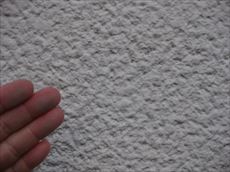 成田市 協伸 外壁を調査したところ、チョーキング現象が見受けられました。