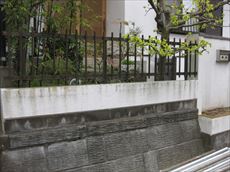 成田市 協伸 塀は劣化に加えて汚れが特に目につきました。