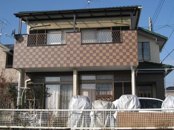 特別注文したベランダのチェック柄がとても気に入っています。満足度100％の出来栄えです。