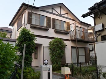 築19年、2回目の塗装となります。外壁のヒビ割れが目立ちましたが、新築同様の仕上がりになりました。