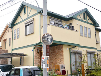 お家のヒビ割れや汚れが目立ち、見積りをご依頼いただきました。低汚染性の塗料でバッチリです！