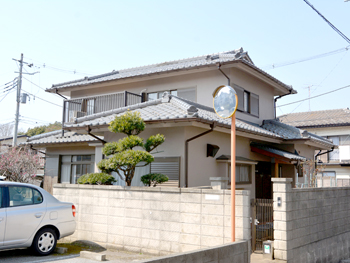 外壁のヒビ割れを表面化させず、外部からの水の侵入を防ぐ塗料を塗装しました。10年間の保証付き！