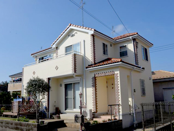 事務所内にある巨大スクリーンでカラーシミュレーションを行い、お家のイメージ作成を行いました。