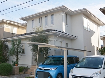 水性塗料ですが、高耐候性に優れたつや消し塗料が長期に渡り塗膜の撥水を維持。屋根には高い密着性を発揮し、環境に優しい塗料を使用にて施工しました！