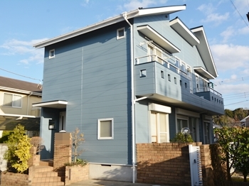 塗り替えた外壁の塗料が効果を発揮し、汚れが付着しても雨水が徐々に流してくれる【低汚染性】を発揮してくれる優れた家になりました。