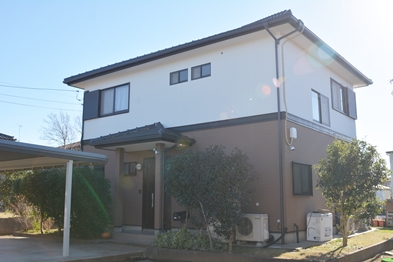 吸水防止性と撥水性でカビや汚れの付着を抑え、落ち着いた漆喰調に仕上がります。