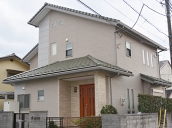 クリヤー塗膜のため、サイディングの多彩模様を活かしてより長持ちさせ、防カビ・防藻効果で建物を清潔に保ちます。