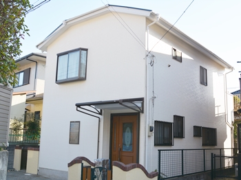 超低汚染性により、付着した汚れと塗膜の間に雨水が入り汚れを洗い流すことで美観を保ち、カビや藻の繁殖も抑えます。