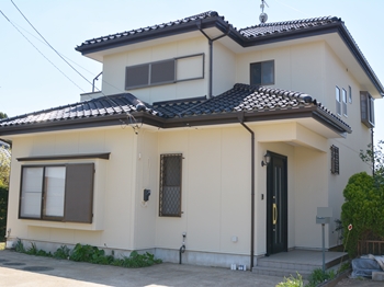 外壁塗装は、しっくい調の仕上がりでとても綺麗な仕上がりになりました。汚れが付きにくい美観を維持の塗装です。