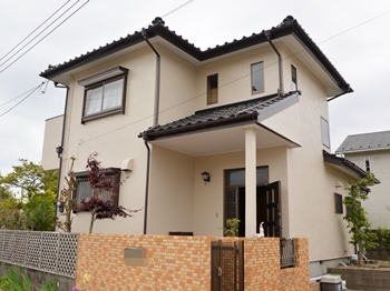 外壁は撥水機能により、汚れが付きにくく、防カビ・防藻タイプです。また、建物の表面温度の上昇を抑え室内の温度上昇を抑えます。