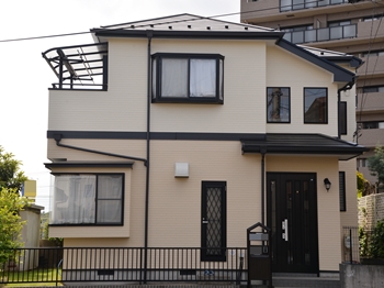 セラミック変性樹脂により優れた耐候性と超低汚染性を発揮し、肉厚感のある塗膜が優雅な美しさを演出します。