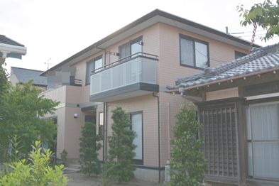 塗膜の劣化要因である、紫外線に対し強い耐候性を発揮し、水性塗料にはない、光沢感や仕上がりの良さが特徴です。