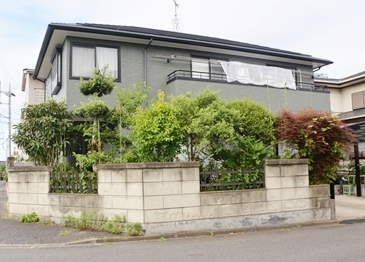 親水性の高い無機の塗膜が汚染物質を寄せ付けず、雨水で汚れを落とす特性を持ち、防カビ・防藻性を有し、カビや藻の発生を抑制します。