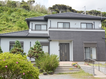 外壁に使用した塗料は、汚れにくい性質で、雨水で汚れを流す特性を持つため、塗替え時の美しさを長く保ちます。