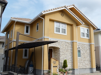 外壁塗装は、建物を汚れから守るメリットがあります。外壁の老化要因である紫外線からもおうちをまもります。