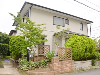 外壁はしっくい調の仕上がりでかびや汚れの付着を抑え、長期にわたって美観を保ちます。