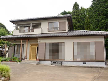 外壁は、水性塗料で環境に優しく異臭が少ないです。空気中の塵や埃などによる雨筋汚れが少なく、美しさが持続します。