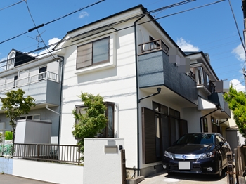 高耐候性で、厳しい自然環境から美しさを守ります。柔軟性に優れた塗膜により、ひび割れリスクを軽減します。