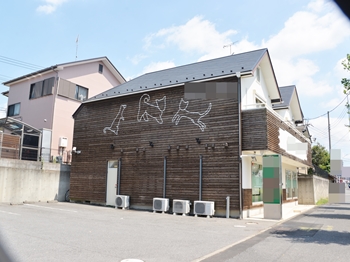 屋根は水性化した画期的な屋根用塗料で、下塗り塗料が不要で、火災等の危険がないのが大きな特徴です。