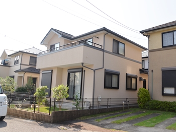 屋根は、表面に石粒がコーディングされていることで、雨音等の騒音を和らげます。品のあるカラーに仕上がりました。