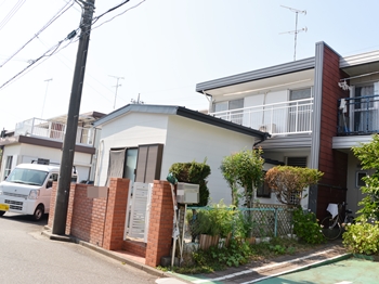 一般塗料と比べ屋根の温度上昇を抑制します。光沢が美しく、長期間にわたり色艶を維持します。