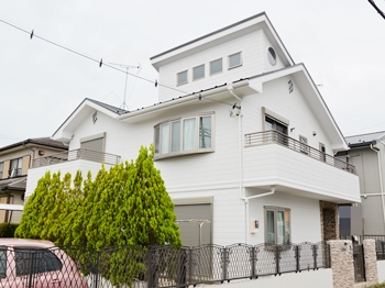 外壁は、高耐久性の超撥水力でタイルを強固に守ります。柔軟性に優れ、ひび割れリスクを軽減します。