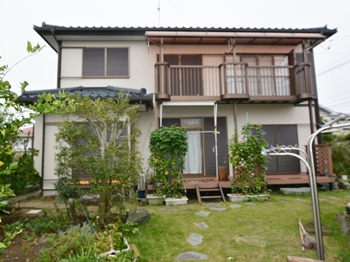 外壁は親水性塗膜なので汚れが付着しても高レベルの低汚染性を発揮します。塗膜の劣化防止メカニズムできれいに長持ちします。