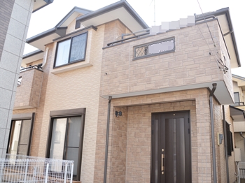 耐候性に優れており、長期間にわたり光沢や美観を保持できる性能がある資材を使用しました。