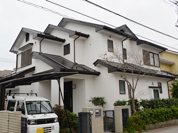 外壁は光沢を維持する超耐候性で、耐汚染性も長期間持続します。屋根はクリヤー仕上げで厳しい自然環境から美観を守ります。