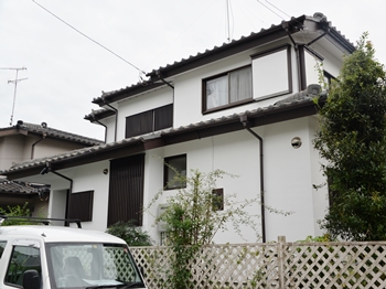 外壁は、落ち着いたしっくい調の仕上がりです。吸水防止性と撥水性でかびや汚れの付着を抑え、長期にわたって美観を保ちます。