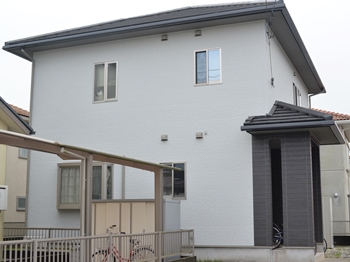 外壁は、環境に優しい水性、低臭タイプを使用し、ご近所様も気にならない塗装工事ができました。