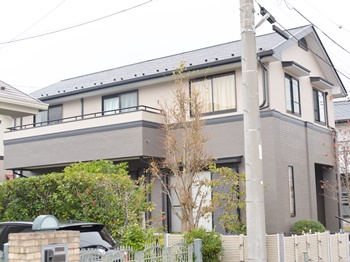 外壁塗装は、2トーンカラーにしてガラリと雰囲気が変わりました。屋根塗装は、猛暑や酸性雨などのダメージから出来るだけ長く守ってくれる塗料を使用しました。