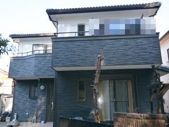 外壁は陽光のきらめきにより多彩感がアップし、季節や朝夕の表情が一層豊かになります。汚れが雨水で流れやすい特性を持ちます。