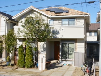 火に強く水性で臭気が少ない安全な防水材で、バルコニー床の防水工事も行いました。外壁も美しく上品に仕上がりました。