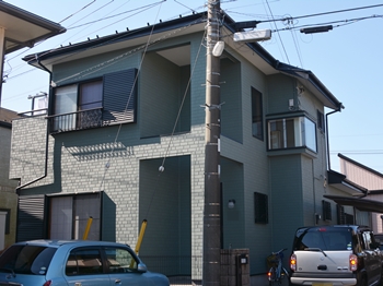 屋根は優れた浸透力で高い密着性を発揮し、刺激臭も少なく環境に優しい塗料です。外壁は超撥水性能で長期にわたり塗膜の美観を保ちます。