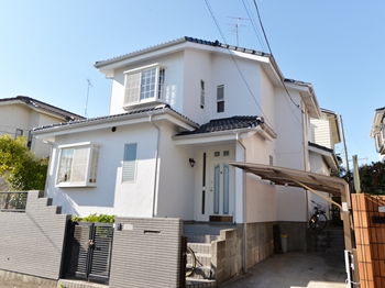 外壁は低汚染性物質でコーテイングすることにより、親水性が高まり汚れが付着しにくく、雨水で汚れを落とす特性を持ちます。