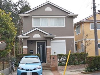 豊富なカラーバリエーションで、お好みの色に塗替えできます。異臭、引火の危険が少ない水系塗料です。