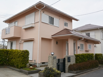 外壁は親水性の高い塗膜が汚染物質を寄せ付けず、雨水で汚れを落とす特性を持ち、柔軟性に優れ、ひび割れリスクを軽減します。
