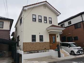 外壁は、環境に優しい水性、低臭タイプです。吸水防止性と撥水性で、カビや汚れの付着を抑え、長期に渡り美観を保ちます。