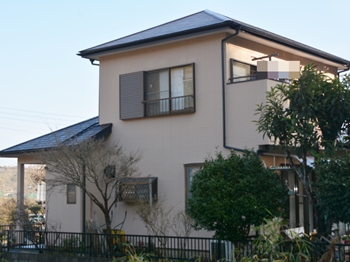 屋根はクリヤー仕上げで高耐候性に優れており、カビや藻の発生を抑え長期の渡り美観を保ちます。