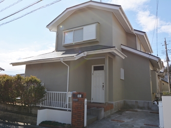 屋根は塗り上がりの艶やかさがアップし、塗膜をクリヤー層で保護することで、耐候性長く保たれます。