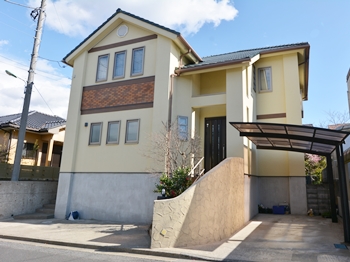 外壁塗装は、しっくい調に仕上げ、施工15年後も撥水性と美観を維持してくれる塗料を使用しました。