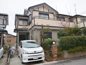 外壁は柔軟性に優れた塗膜により、ひび割れリスクを軽減します。汚染物質をよせつけず、雨水で汚れを落とします。